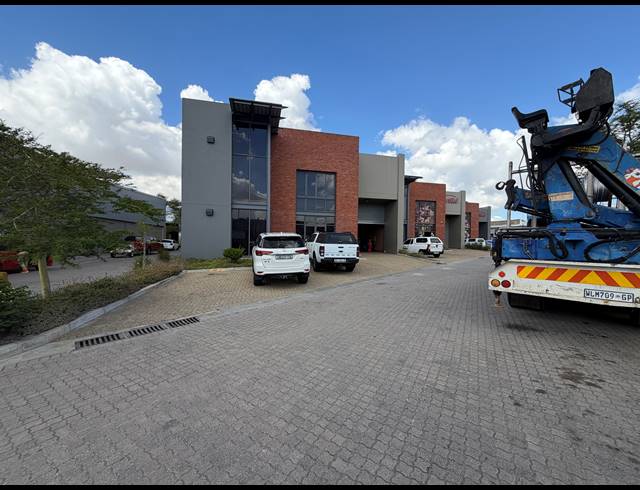 519M² WAREHOUSE TO LET IN STIKLAND INDUSTRIAL